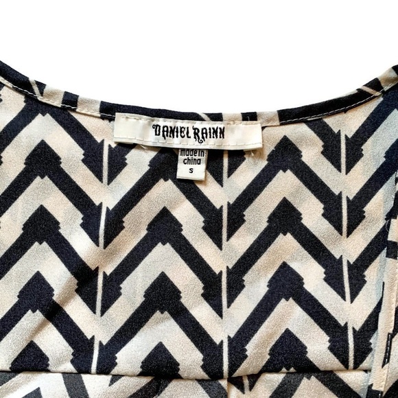 Navy Blue and Cream Chevron Sleeveless Top - Picture 2 of 4